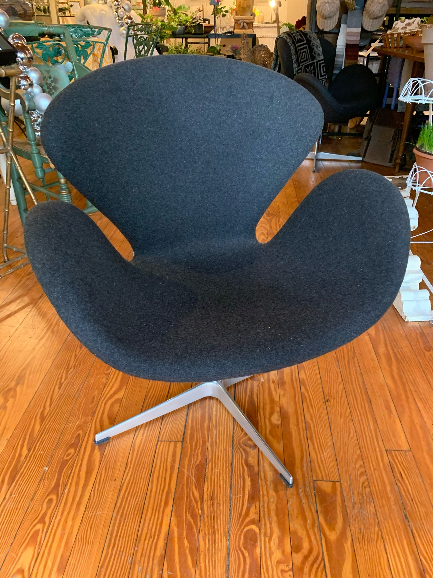 Serinen Swan Chair